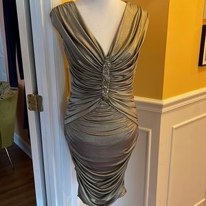 Beautiful gold sleeveless and lots of ruching. V-neck front and back